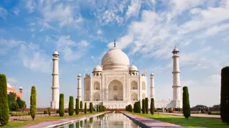 Taj Mahals hvide marmor skifter farve med solens lys i løbet af dagen. Foto Viktors Farmor