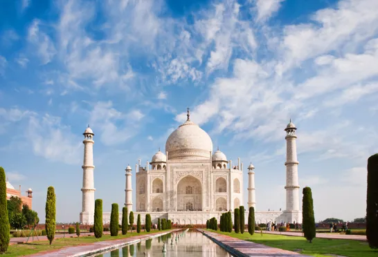 Taj Mahals hvide marmor skifter farve med solens lys i løbet af dagen. Foto Viktors Farmor