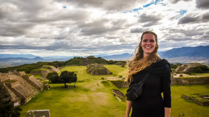 Josefine Aude Raas - rejseleder for Viktors Farmor - her foran det gamle samfund Monte Alban udenfor Oaxaca i Mexico