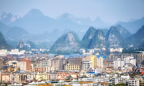 Byen Guilin i Kina med bjerge i baggrunden. Foto Viktors Farmor