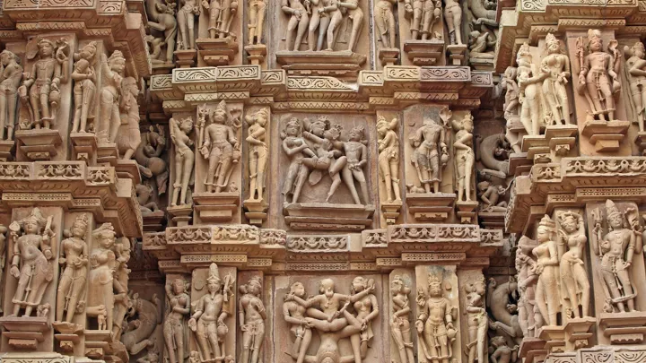 Khajurahos stemtenper er fyldt med overraskende motiver af erotik. Foto Anders Stoustrup