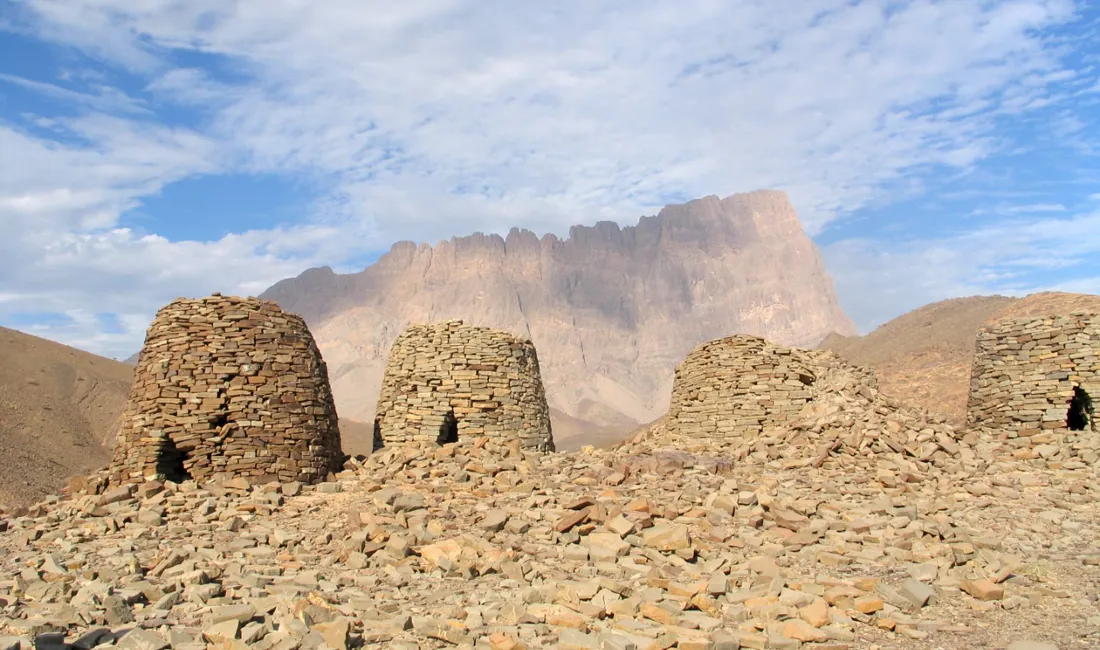 I Zukait finder vi 5000 år gamle bikubeformede grave. Foto Esben Gynther