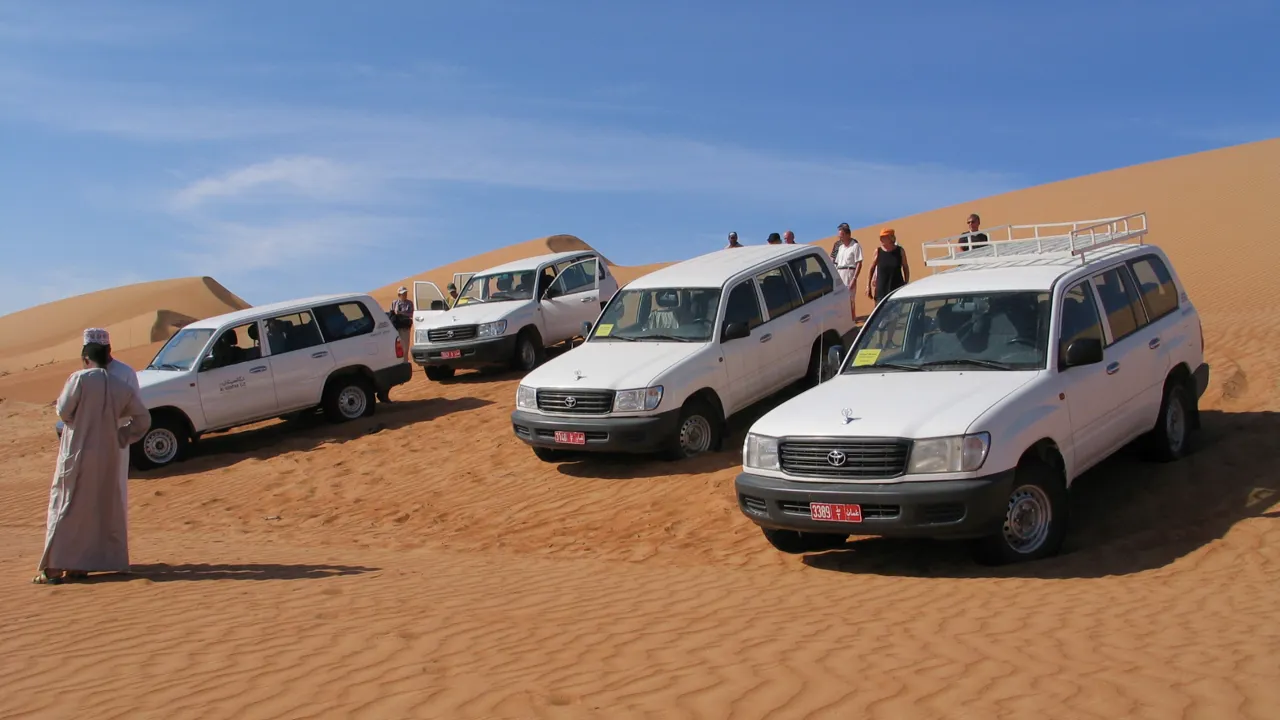 Både i sandørkenen, i bjergene og i wadierne kører vi i 4-hjulstrækkede som disse. Foto Esben Gynther