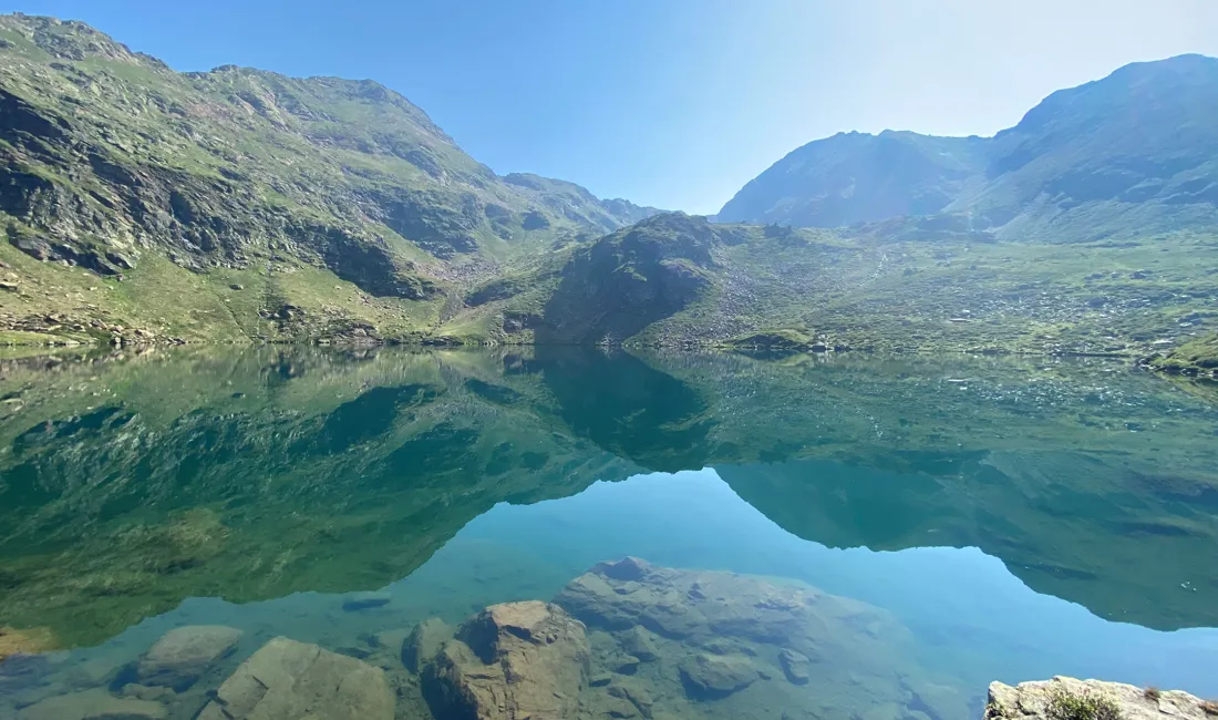 Smuk spejlning i en af Tristaina søerne. Foto Michael Høeg Andersen