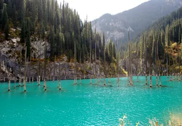 Kaindysøen - eller birketræ-søen som den også hedder - har en fantastisk turkisblå farve. Foto Hanne Hjæresen