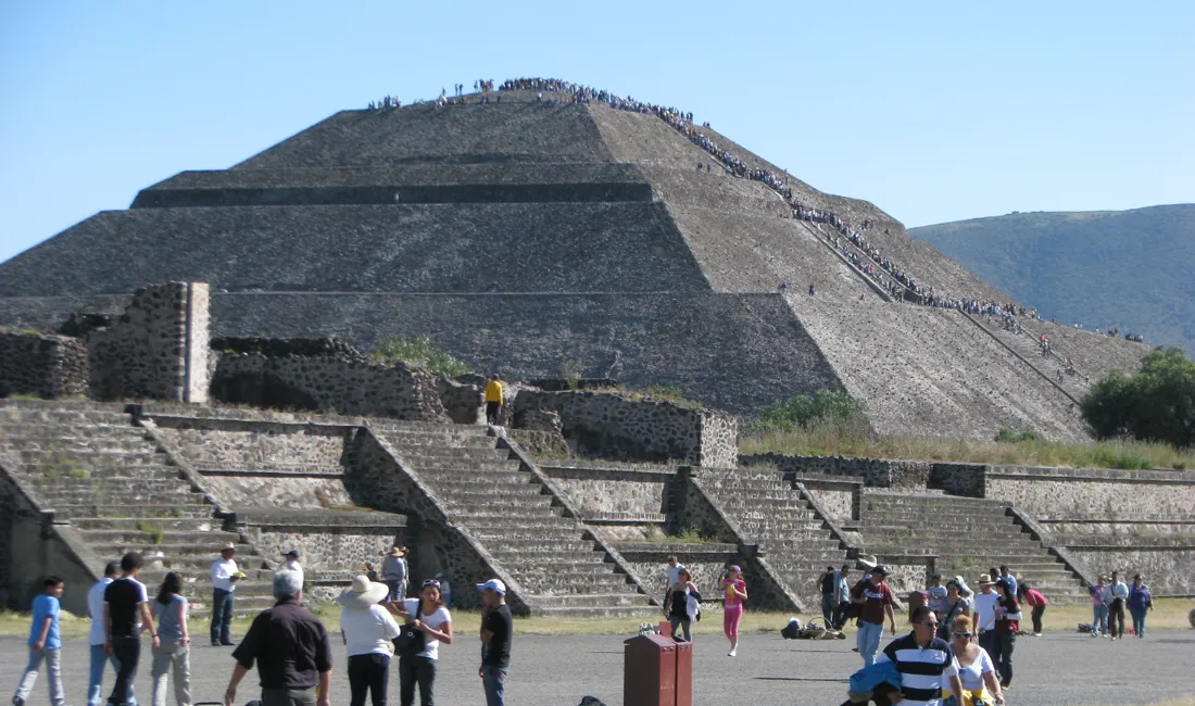 Teotihuacan imponerer ved sin blotte størrelse - og man kan klatre op på pyramiderne. Foto Vagn Olsen