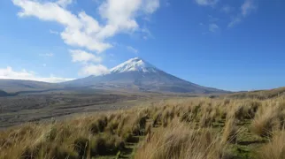 På en klar dag kan vulkanen Cotopaxi ses helt fra Quito (50 km væk). Foto Viktors Farmor
