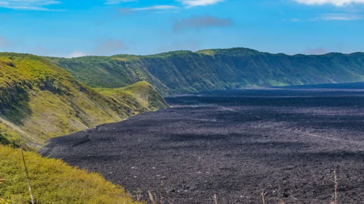 En af verdens største vulkankratere ved Sierra negra på galapagos. foto Viktors Farmor