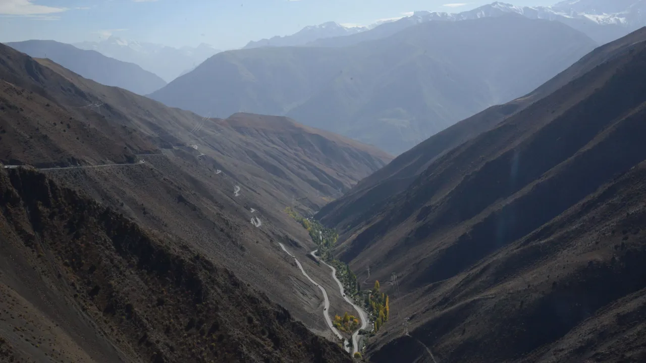 Køreturen gennem Tajikistan byder på snoede veje og smukke udsigter. Foto Ole Sand