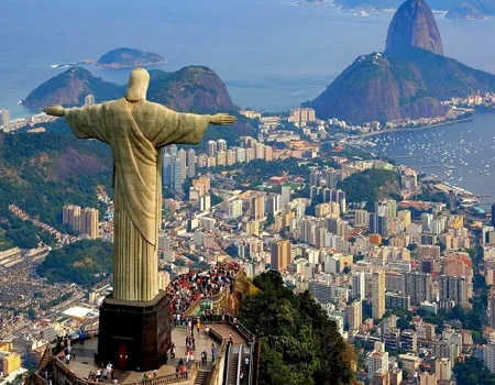 Vi slutter rejsen af i Rio de Janeiro, hvor vi selvfølgelig ser Cristo Redentor.
