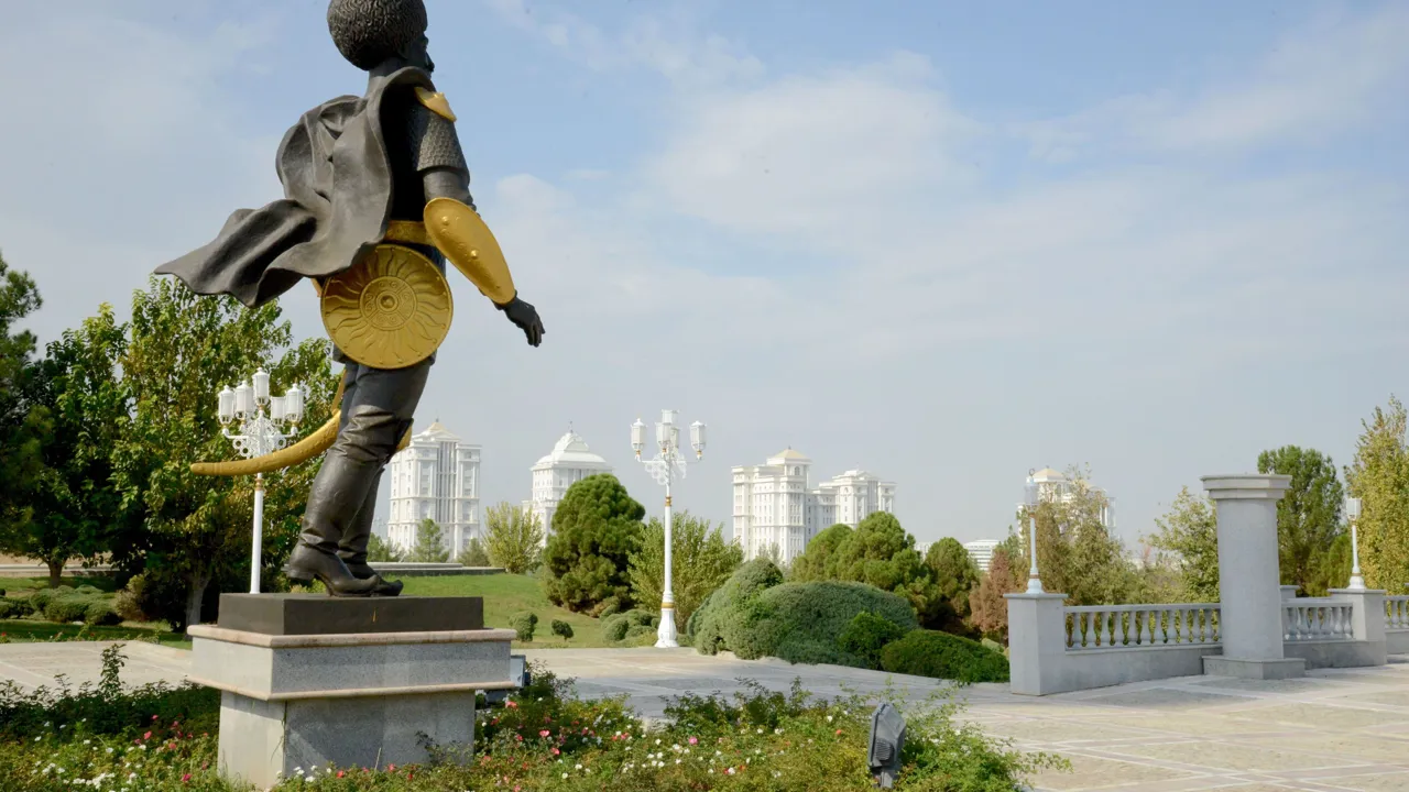 Selvstændighedsparken i Ashgabat. Foto Ole Sand