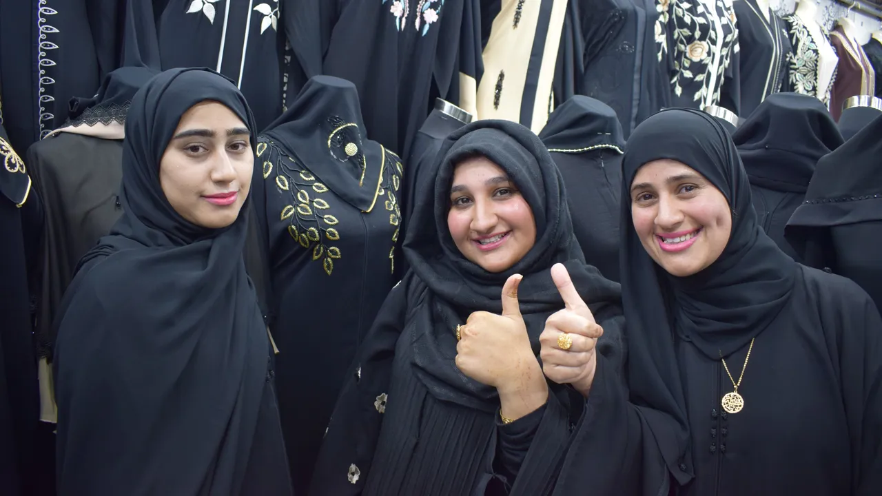 Omanierne er de venligste mennesker. Her er tre unge kvinder ude at shoppe. Foto Anne Sophie Meyer Larsen