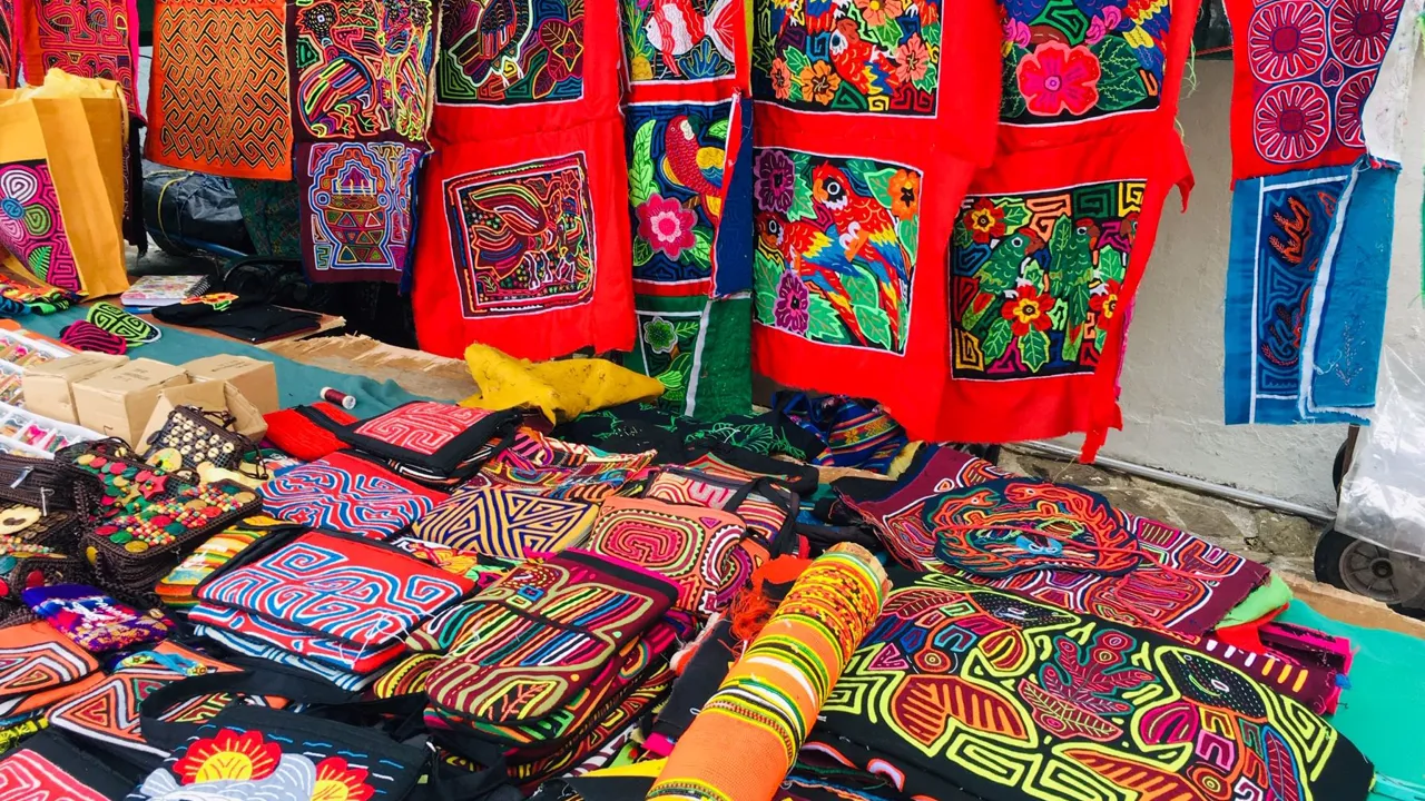 Farvestrålende marked med indiansk kunsthåndværk i Panama. Foto Lone Vestergaard Andersen