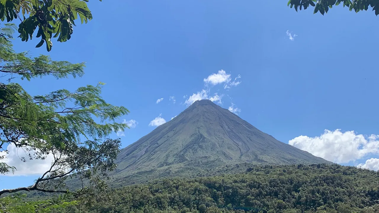 Den majestætiske Arenal-vulkan i Costa Rica fra en næsten helt skyfri himmel. Foto Josefine Aude Raas