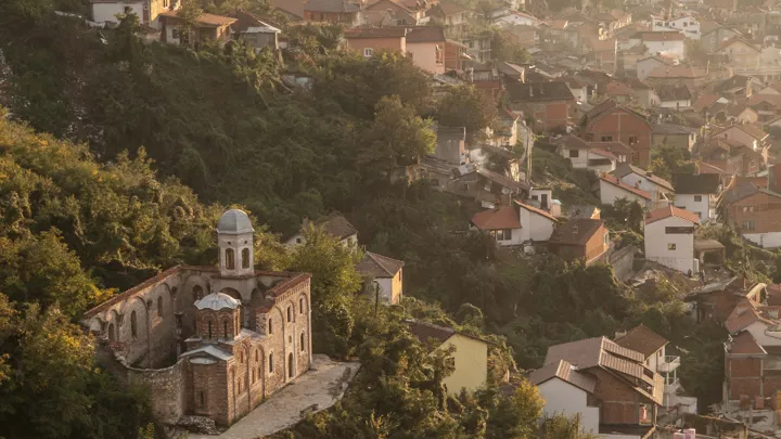 Der er mange smukke historiske bygninger i byen Prizren i Kosovo. Foto Viktors Farmor