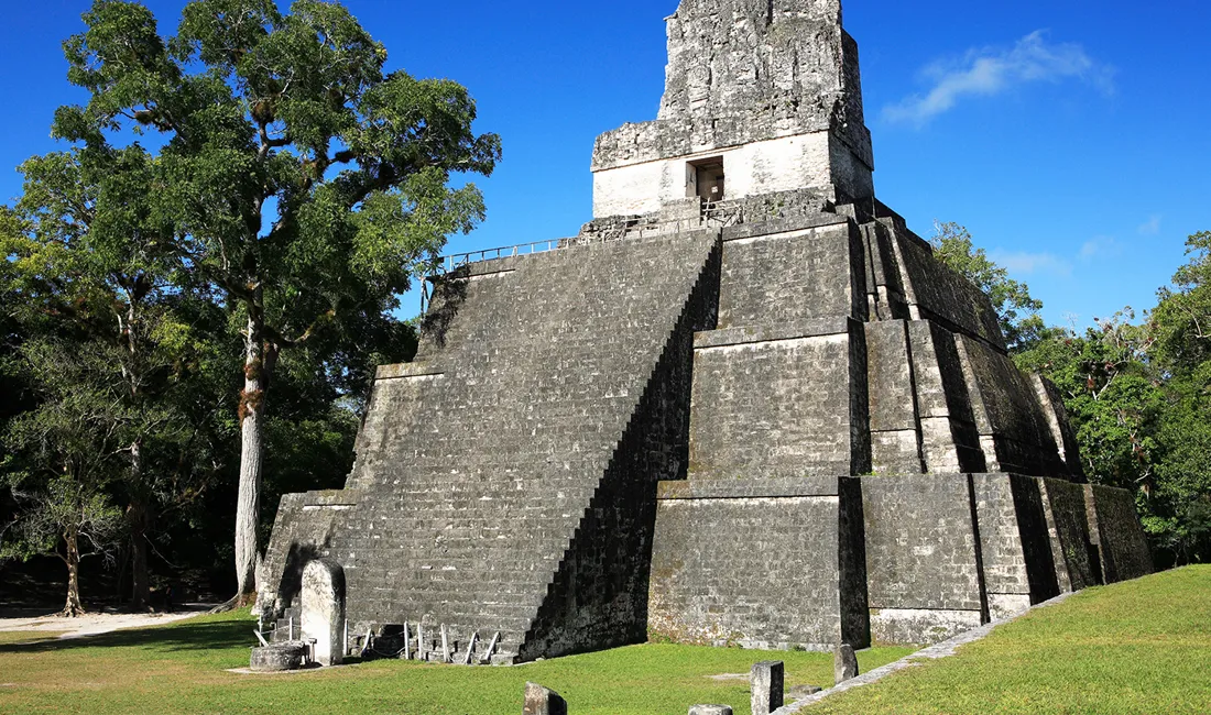 Det såkaldte Tempel 2 pryder den ene ende af Grand Plaza i Tikal. Foto Anders Stoustrup