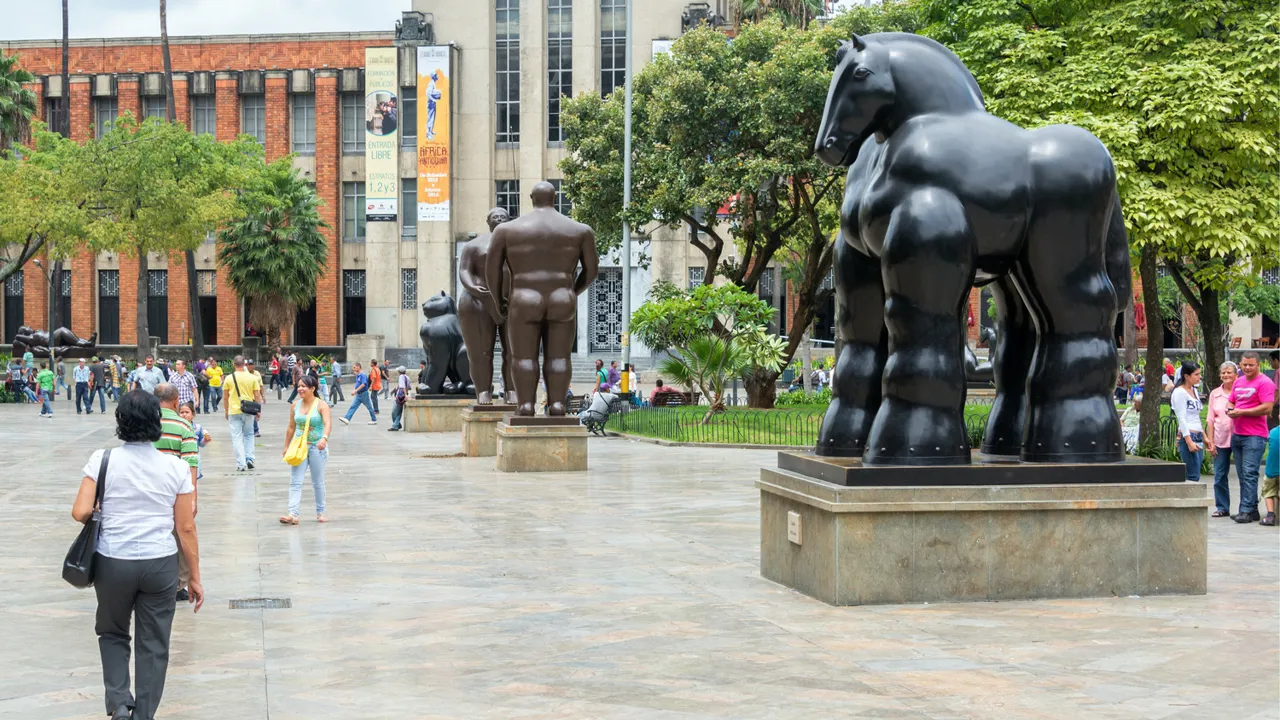 I medellín besøger vi pladsen med de 20 volumiøse skulpturer fra kunsteren Botero. Foto Viktors Farmor