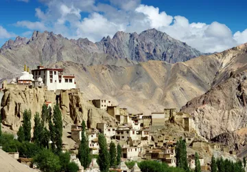 Lamayaru klosteret ligger omgivet af vilde landskaber i Ladakh. Foto Viktors Farmor