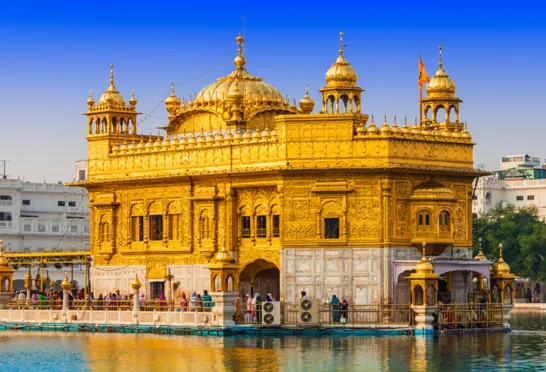 Det Gyldne Tempel i Indien er flot med sin gyldne farve. Foto Viktors Farmor 