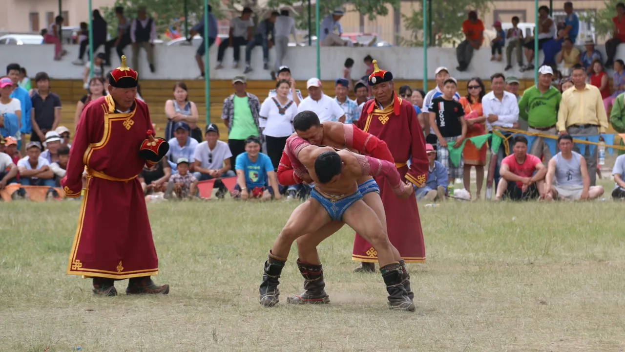 Brydning er en af de tre discipliner ved den årlige Naadam festival i Mongoliet. Foto Anja Schmidt