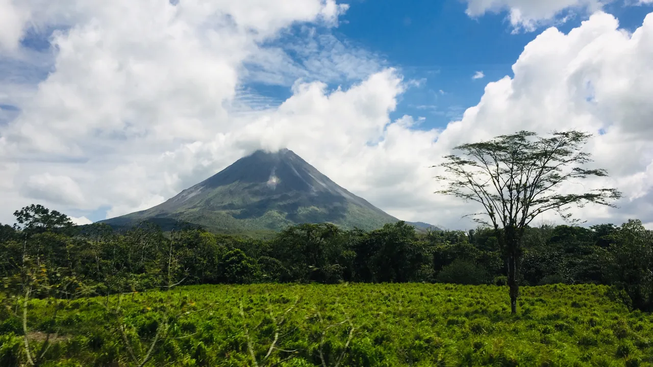 Arenal vulkanen har en perfekt kegleform og er en af de mest imponerende vulkaner i Costa Rica. Foto Lone Vestergaard