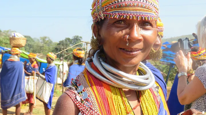 Bonda kvinderne i Odisha-staten bærer perlehalskæder samt store messing- og sølvhalsbånd. Foto Kirsten Gynther Holm