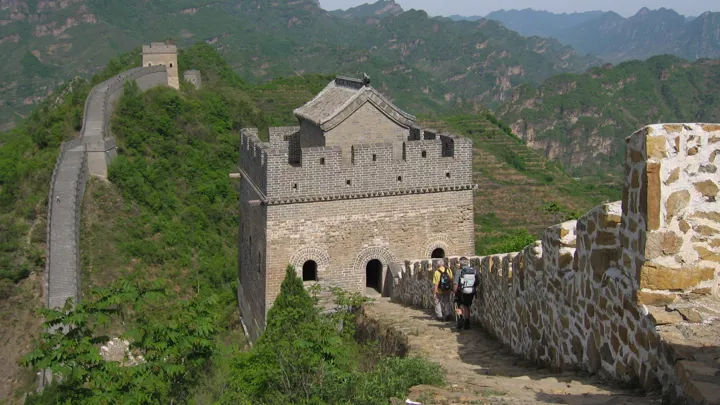 Den kæmpestore mur snor sig over 5.000 km gennem landskabet i Kina. Foto Richard Chen