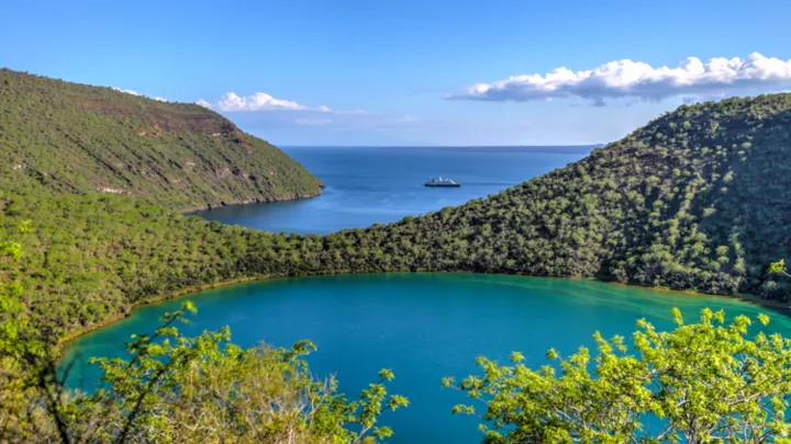 Saltvandssøen Darwin Lake ligger inde i et vulkankrater på Galapagos. Foto Viktors Farmor