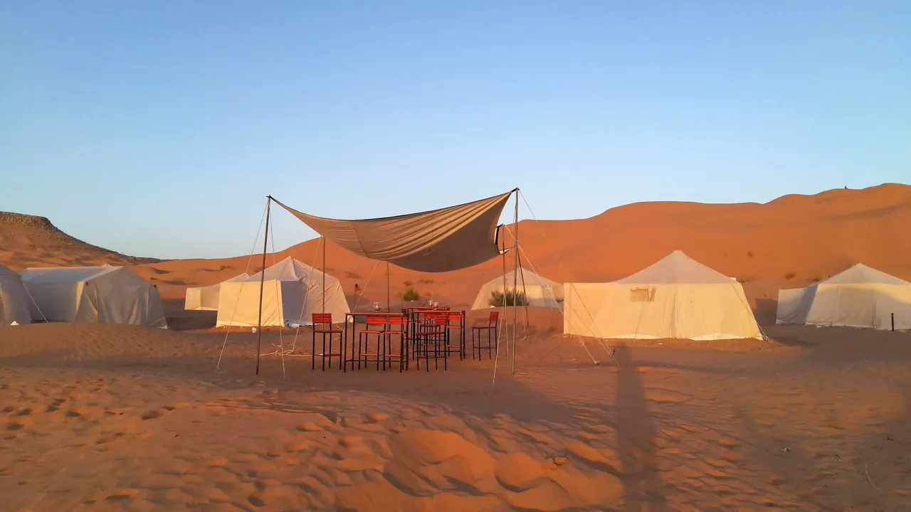 Beduinteltene står stolt i den stille skønhed i ørkenen, et vidnesbyrd om tradition og ro i det barske landskab. Foto Viktors Farmor