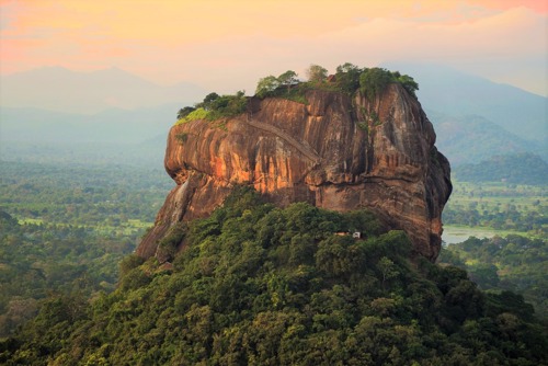 På toppen af løveklippen i Sigiriya er der ruiner, som man ikke ved hvor stammer fra. Foto Viktors Farmor