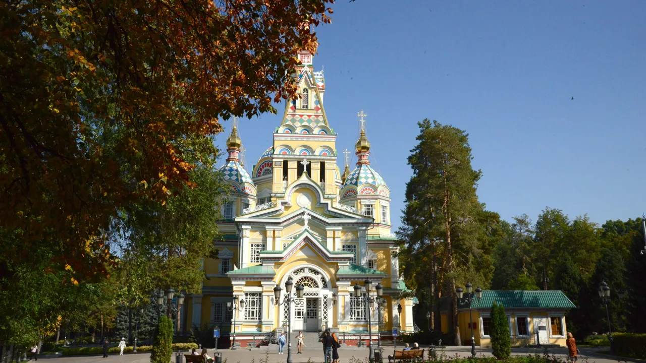 I Almaty besøger vi Zenkov-katedralen. Foto Ole Sand