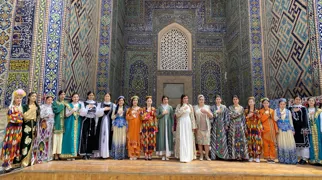 Smukke unge kvinder i traditionelt tøj i Sher Dora Madrassa, Samarkand. Foto Michael Høeg Andersen