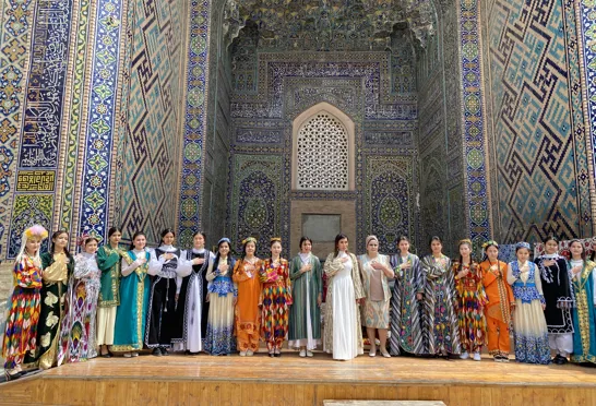 Smukke unge kvinder i traditionelt tøj i Sher Dora Madrassa, Samarkand. Foto Michael Høeg Andersen
