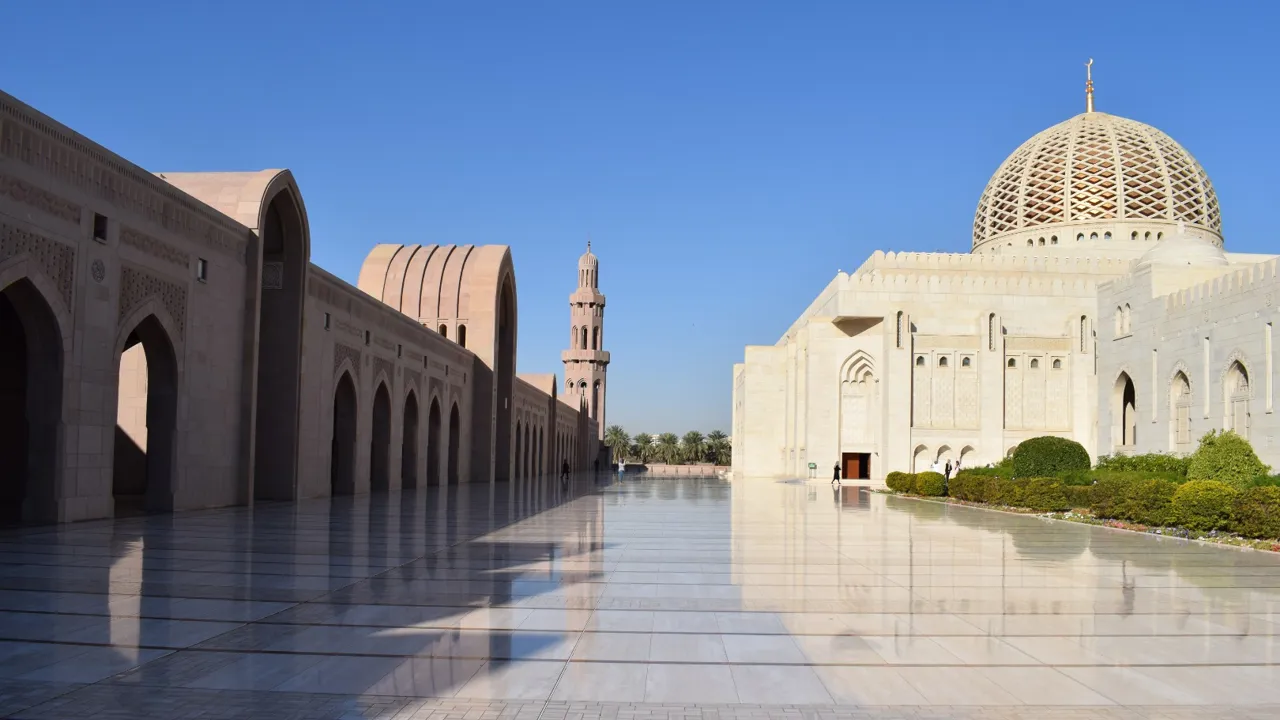 Den tidligere Sultan Qaboos' Grand Mosque har plads til 20.000 bedende. Foto Anne Sophie Meyer Larsen