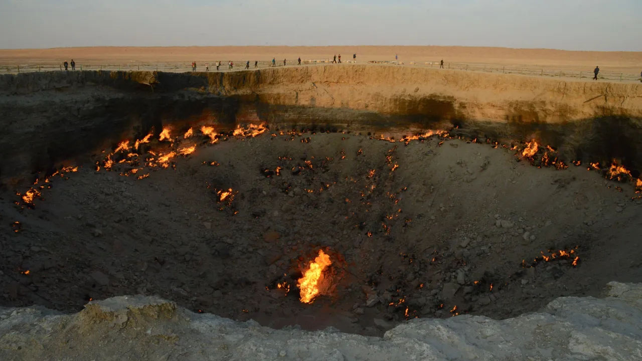 I Darvaza krateret har naturgas brændt siden 1971. Foto Ole Sand