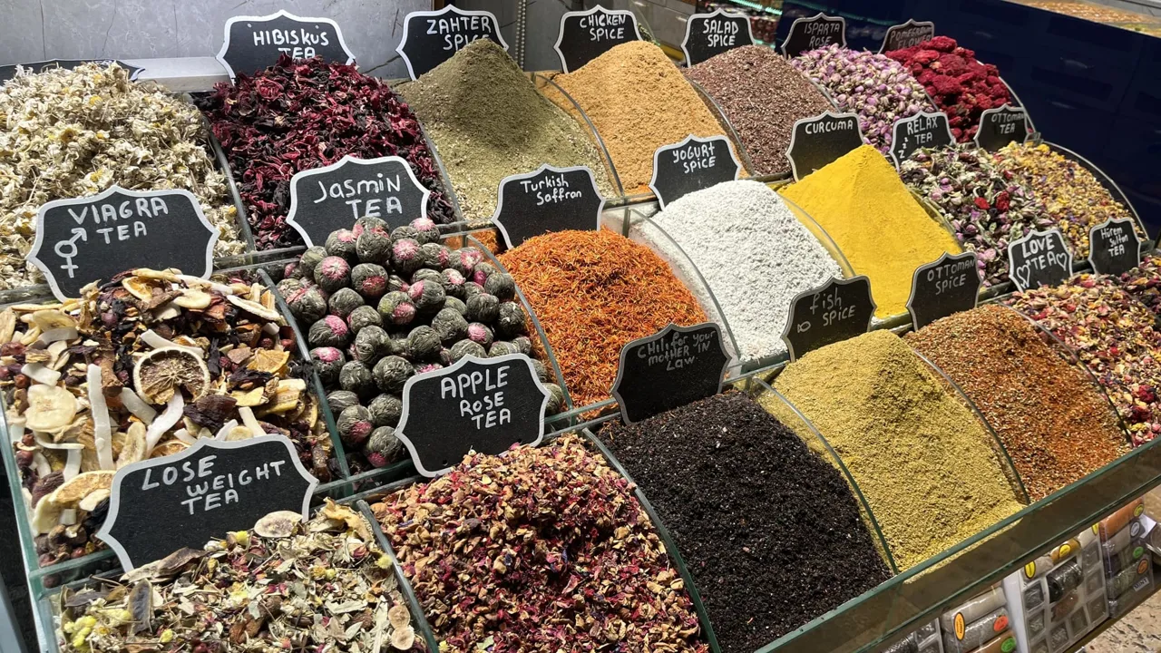 Te og krydderier for enhver smag til salg i Den Egyptiske Bazar. Foto Laura Lyhne Christensen