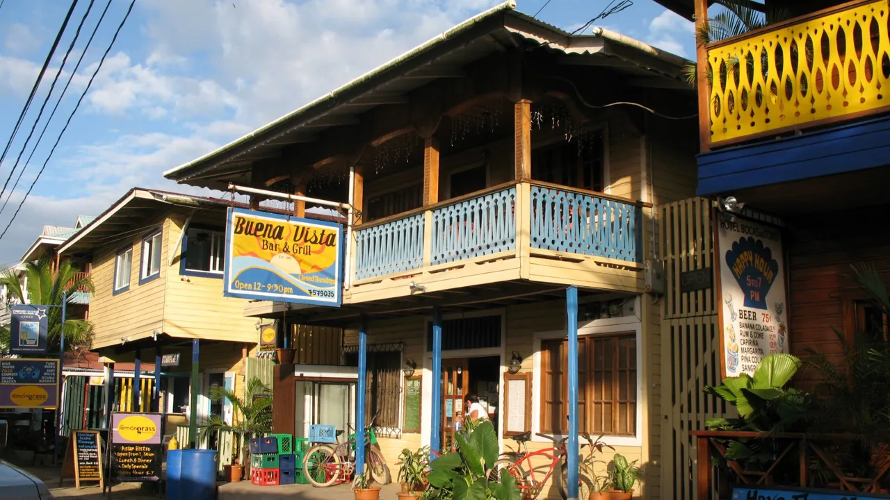 Flotte og farverige huse hører med til den afslappede stemning på Bocas del Toro-øerne i Panama. Foto Viktors Farmor