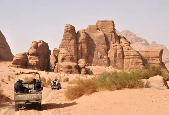 Vi oplever Wadi Rum fra toppen af åbne pick-up trucks på en off-road tur i ørkenen. Foto Thorkild Møller