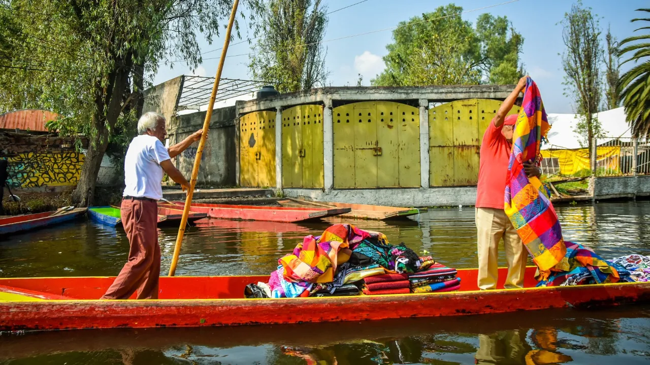 På kanalerne i Xochimilco sejler både sælgere og spillende orkestre rundt. Foto Josefine Aude Raas