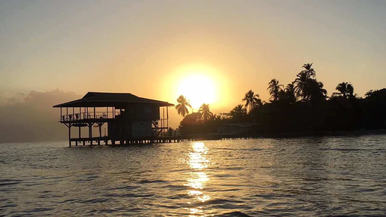 Solnedgang over Bocas del Toro-øerne med bølgeskvulp og vuggende palmer. Foto Lone Vestergaard Andersen