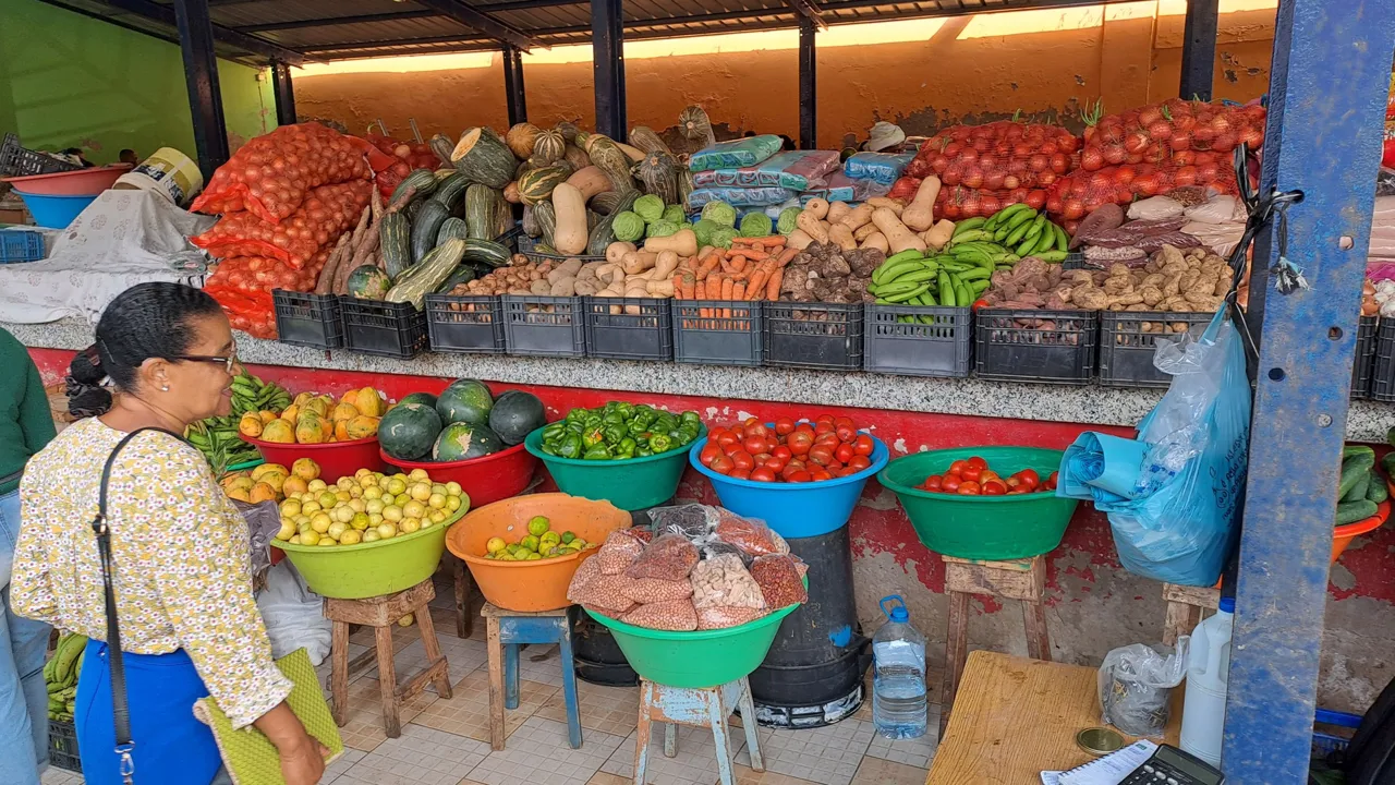 Massevis af frugt og grønt på markedet i Mindelo. Foto Lene Bach Larsen