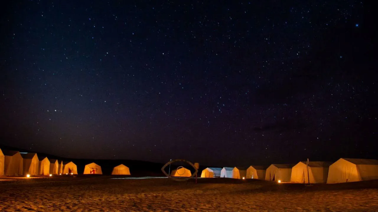Midt i ørkenen i Timbaine overnatter vi i Camp Mars. herude står stjernerne skarpere end nogen andre steder. Foto Viktors Farmor