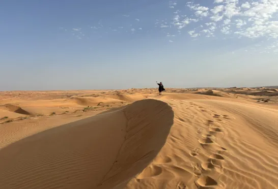I det storslåede ørkenlandskab i Wahiba Sands, kan vi omfavne jeg øjeblikkets stilhed og skønhed. Foto Ellen Brzost Lindby-Andersen