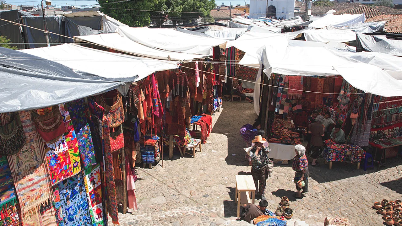Marked i Chichicastenango er altid en farverig affære. Foto Anders Stoustrup