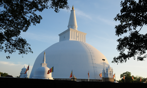 Ruvanvelisaya Dagoba er en historisk stupa i Anuradhapura. Foto Viktors Farmor