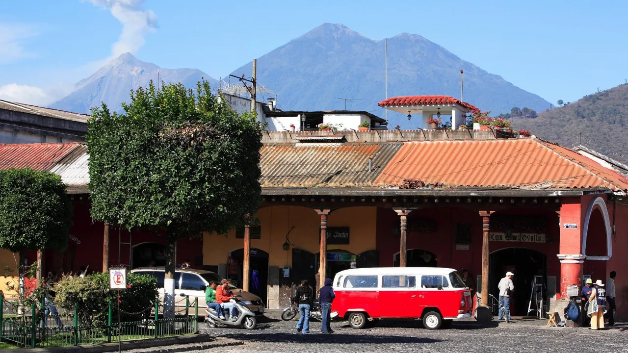 Morgenstemning på den centrale plads i Antigua, Guatemala. Foto Anders Stoustrup